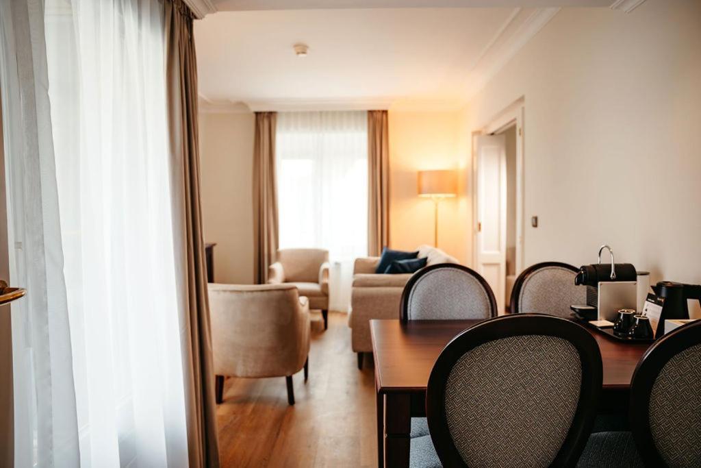 Grand Hotel Karel V Utrecht Bagian luar foto A suite at the Hotel
