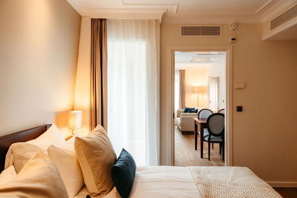 Grand Hotel Karel V Utrecht Bagian luar foto A suite at the Hotel de France