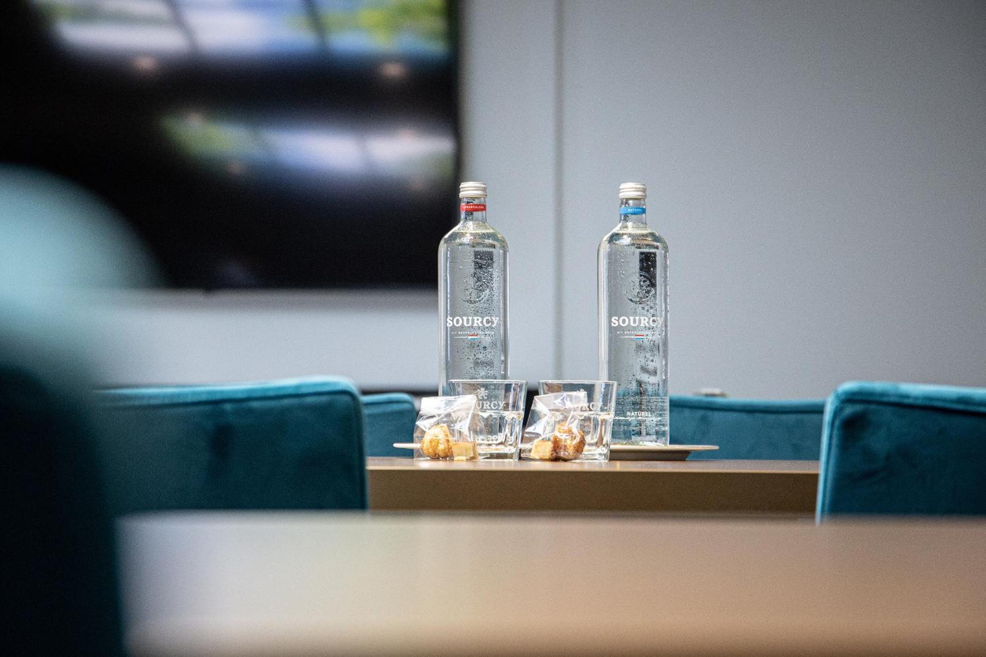 Grand Hotel Karel V Utrecht Bagian luar foto Bottles of water at a meeting room