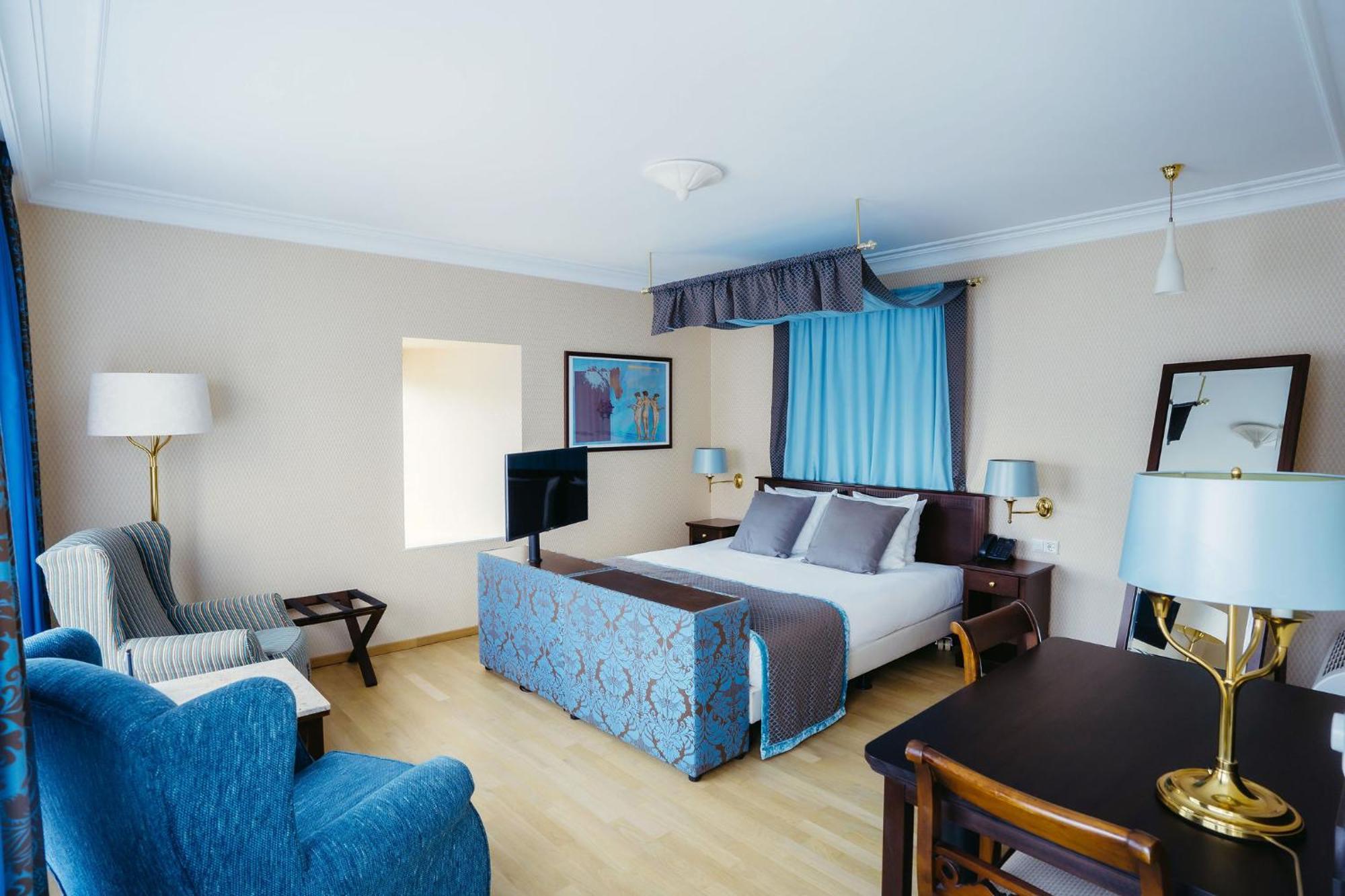Grand Hotel Karel V Utrecht Bagian luar foto A room at the hotel