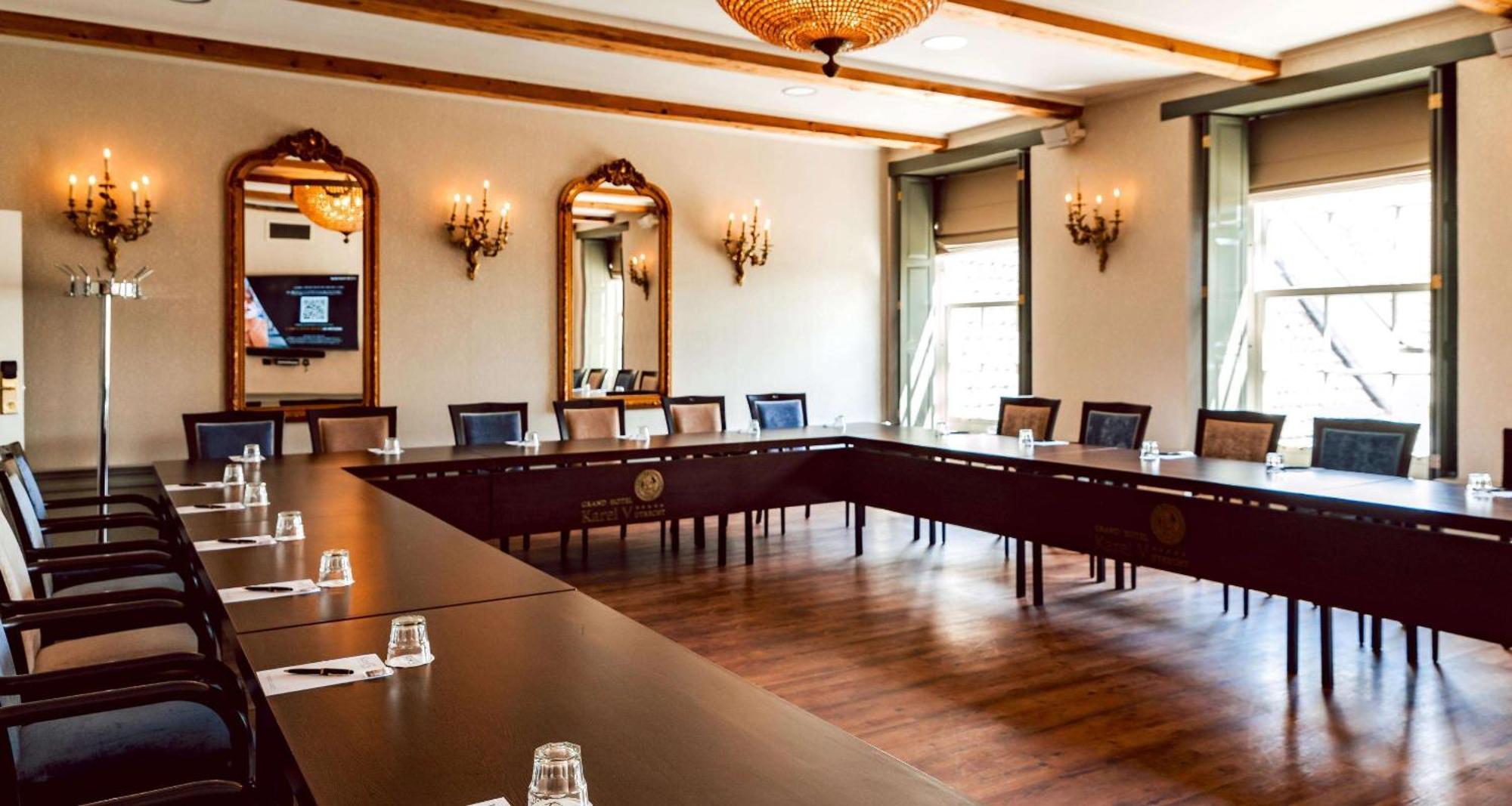 Grand Hotel Karel V Utrecht Bagian luar foto The boardroom at the Royal Society