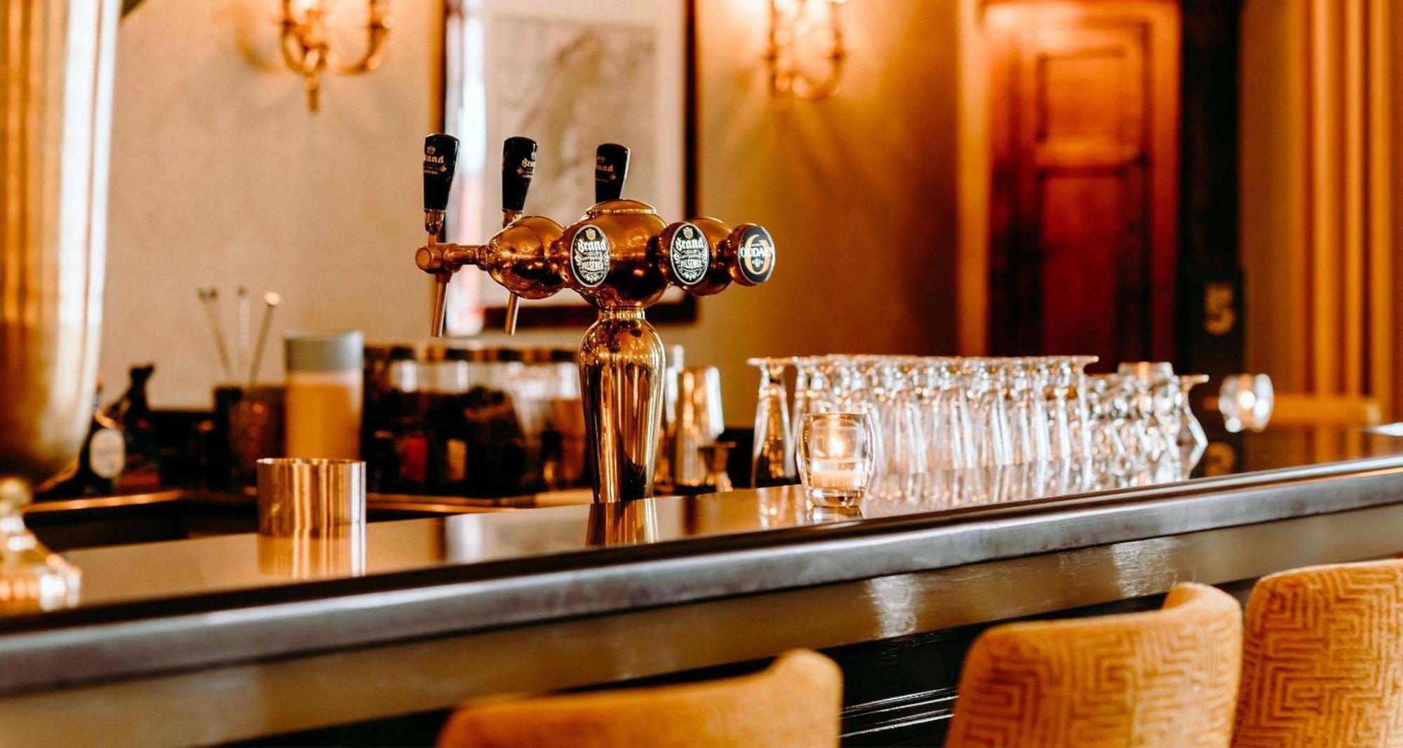 Grand Hotel Karel V Utrecht Bagian luar foto Beer taps