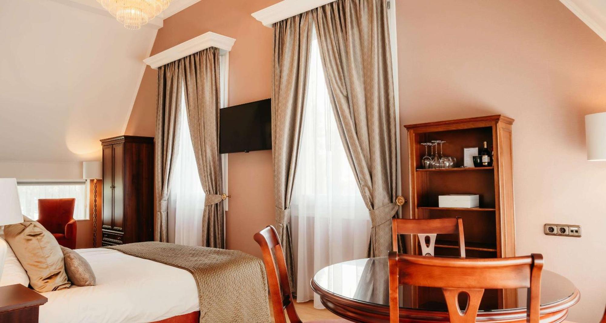 Grand Hotel Karel V Utrecht Bagian luar foto A room at the hotel