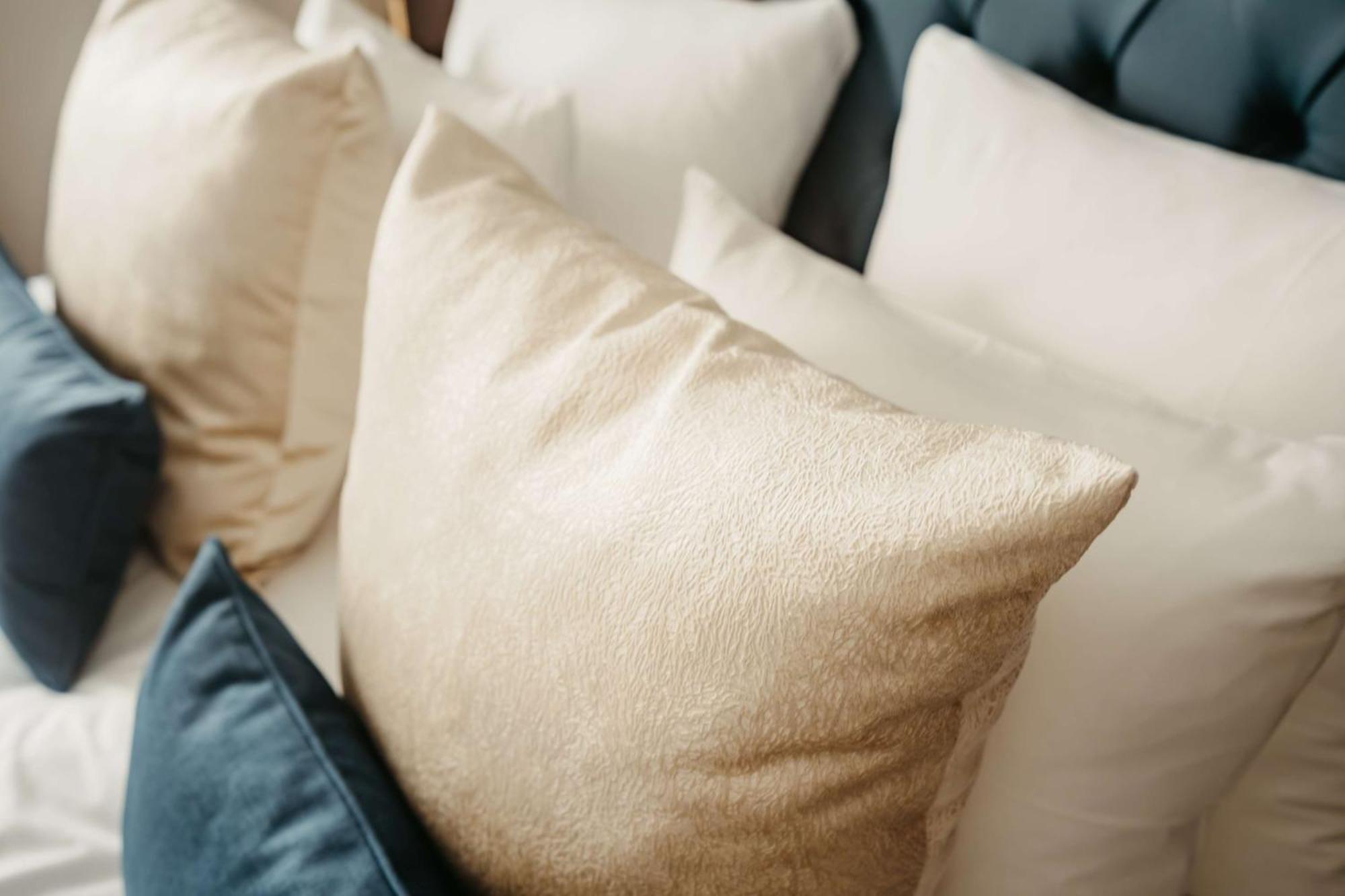 Grand Hotel Karel V Utrecht Bagian luar foto Throw pillows