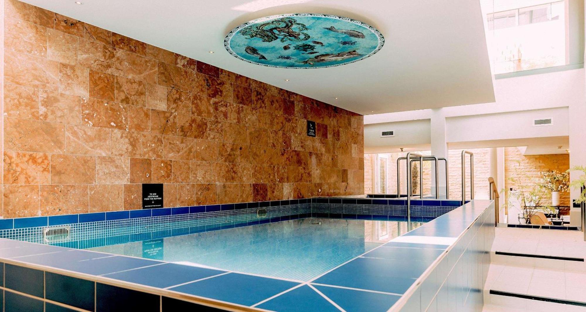 Grand Hotel Karel V Utrecht Bagian luar foto The swimming pool