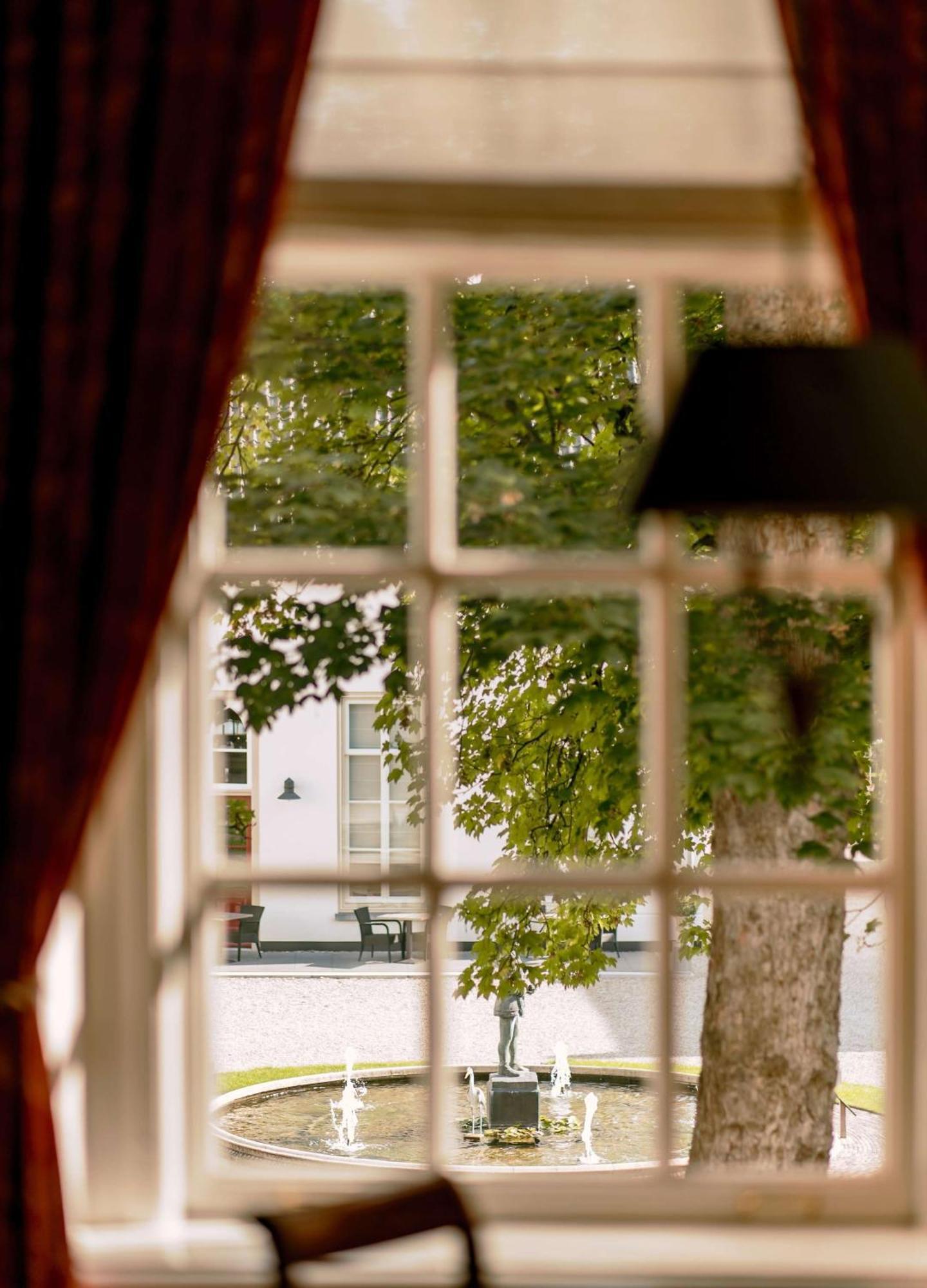 Grand Hotel Karel V Utrecht Bagian luar foto A window