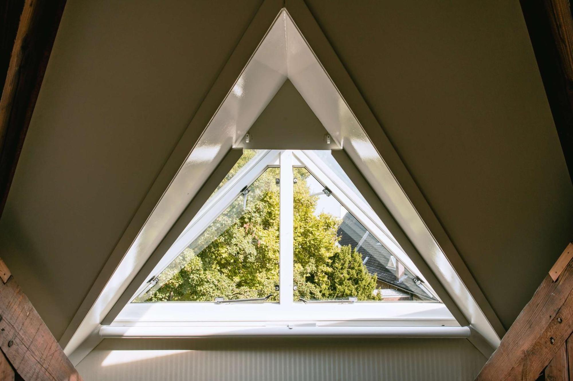 Grand Hotel Karel V Utrecht Bagian luar foto A triangular window
