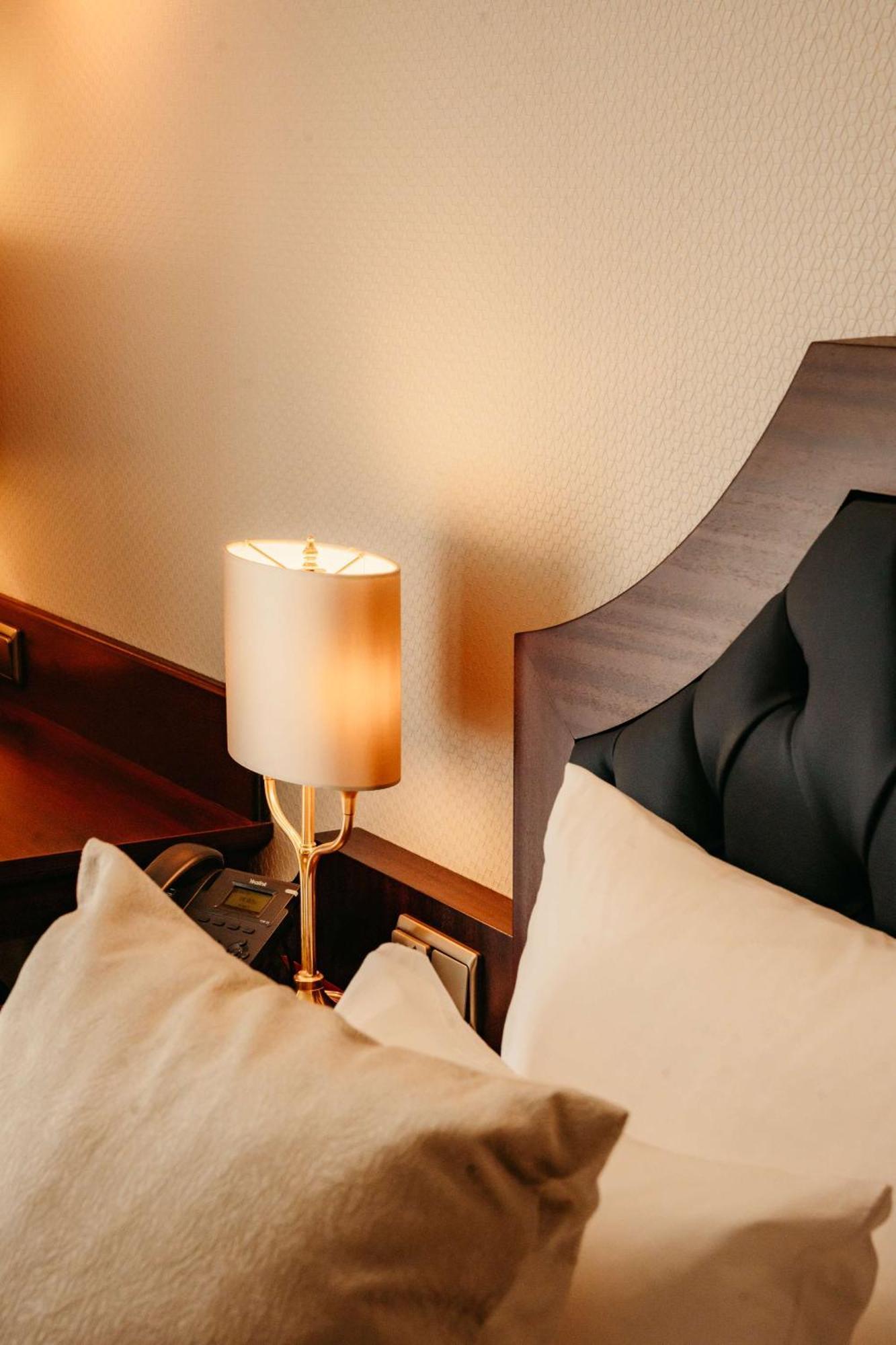 Grand Hotel Karel V Utrecht Bagian luar foto A lampshade
