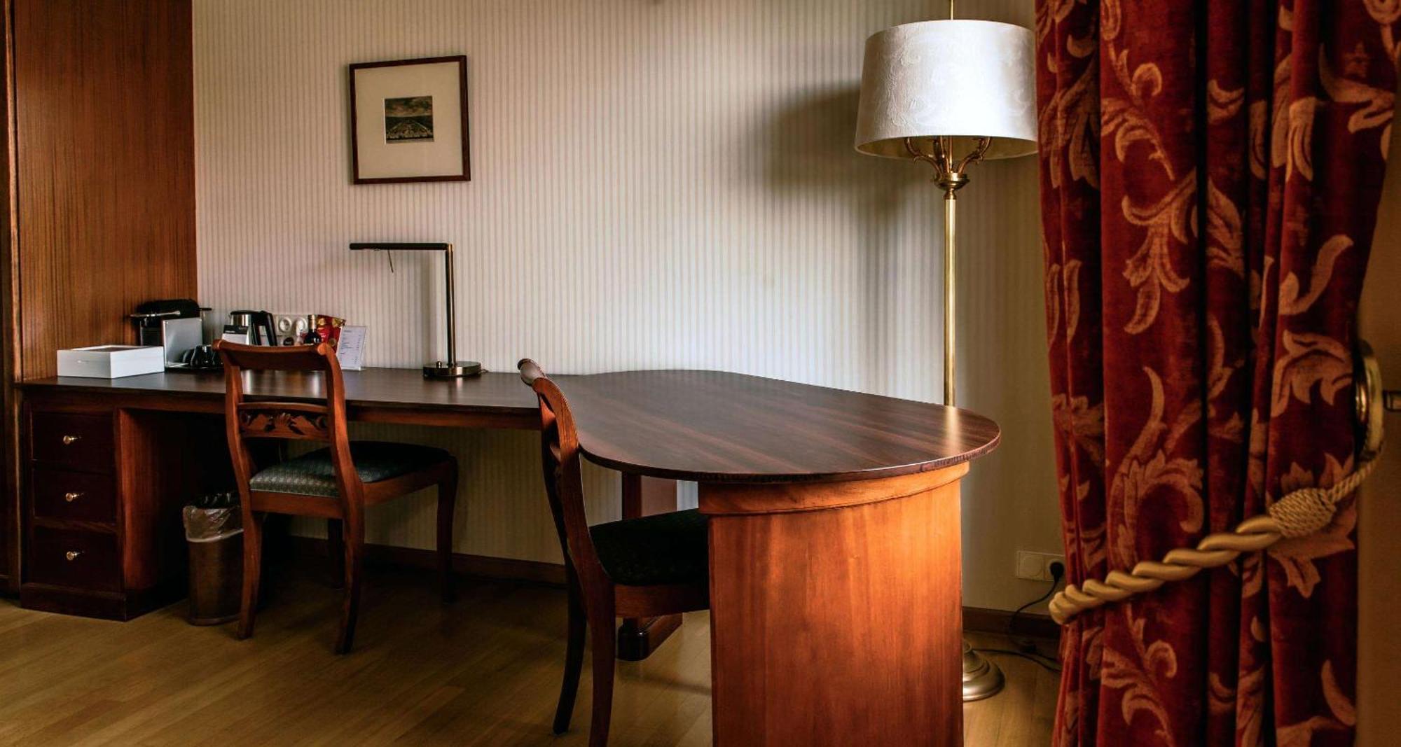 Grand Hotel Karel V Utrecht Bagian luar foto A floor lamp