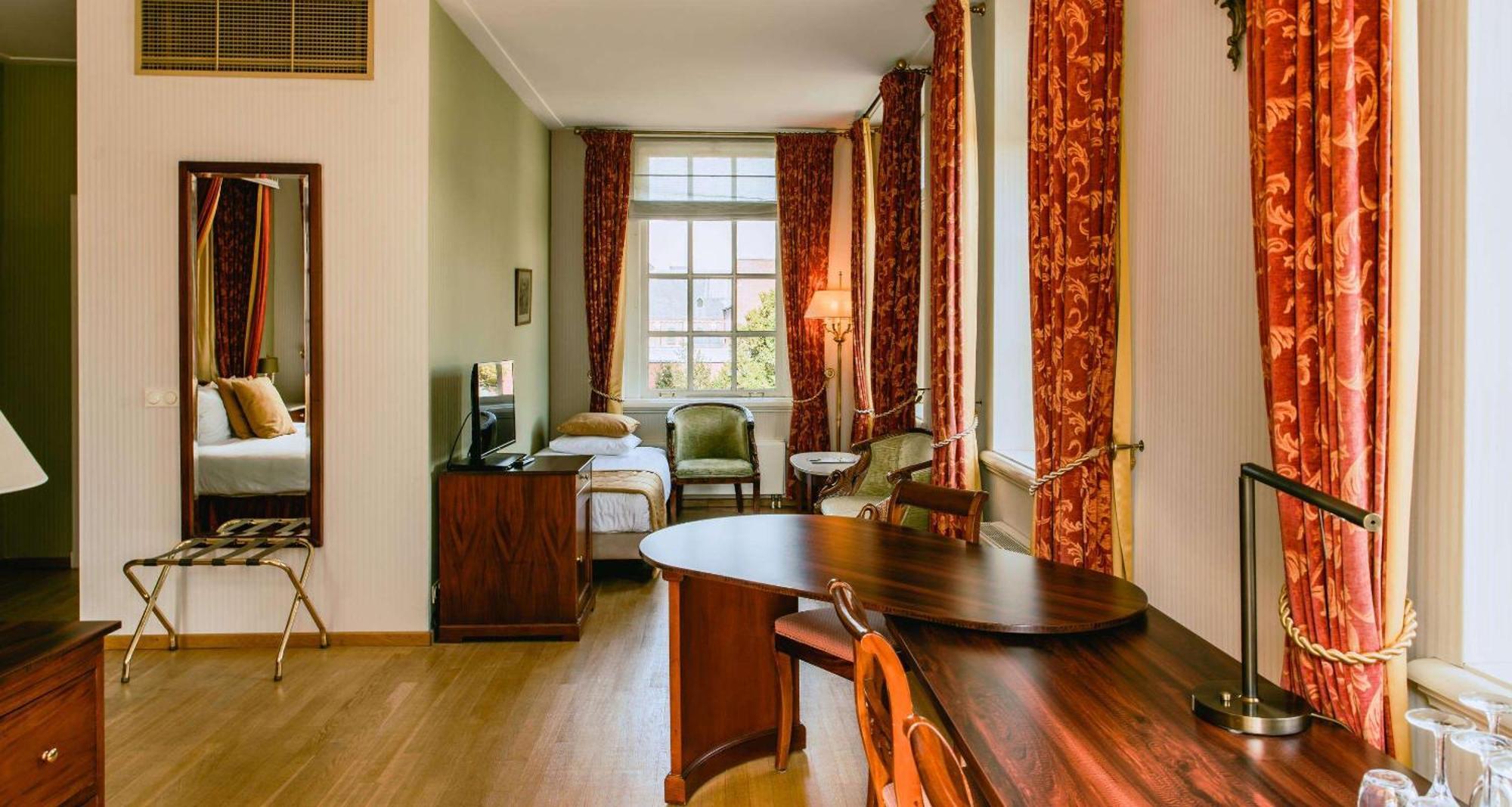 Grand Hotel Karel V Utrecht Bagian luar foto A room at the hotel
