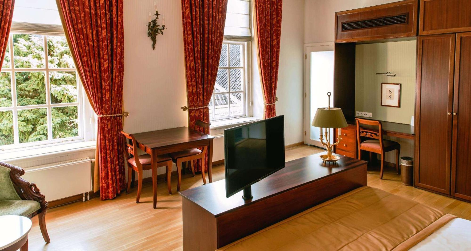 Grand Hotel Karel V Utrecht Bagian luar foto A room at the residence