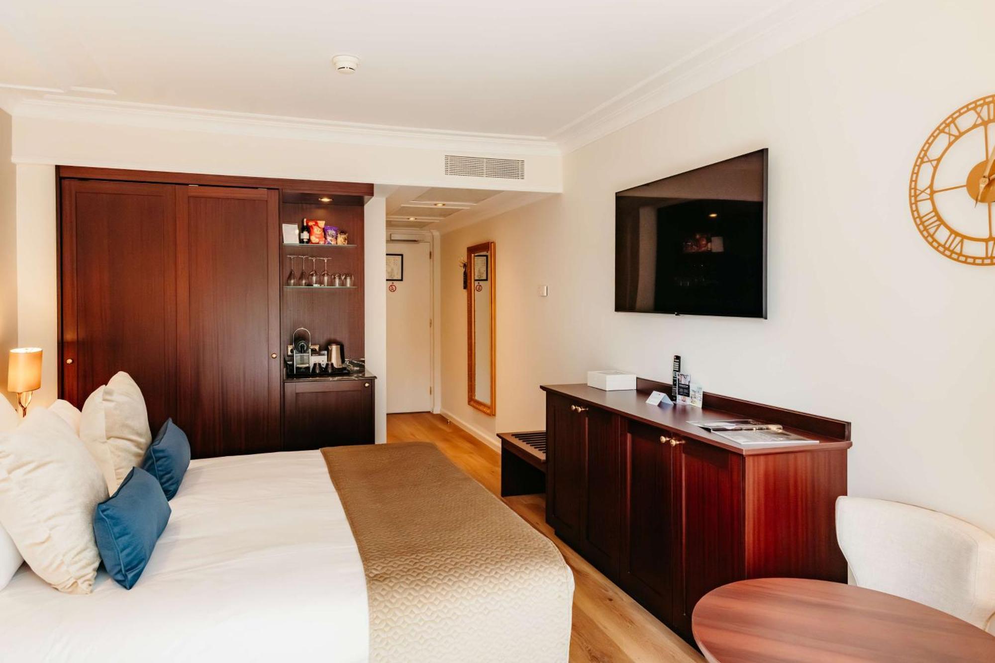 Grand Hotel Karel V Utrecht Bagian luar foto A room at the hotel