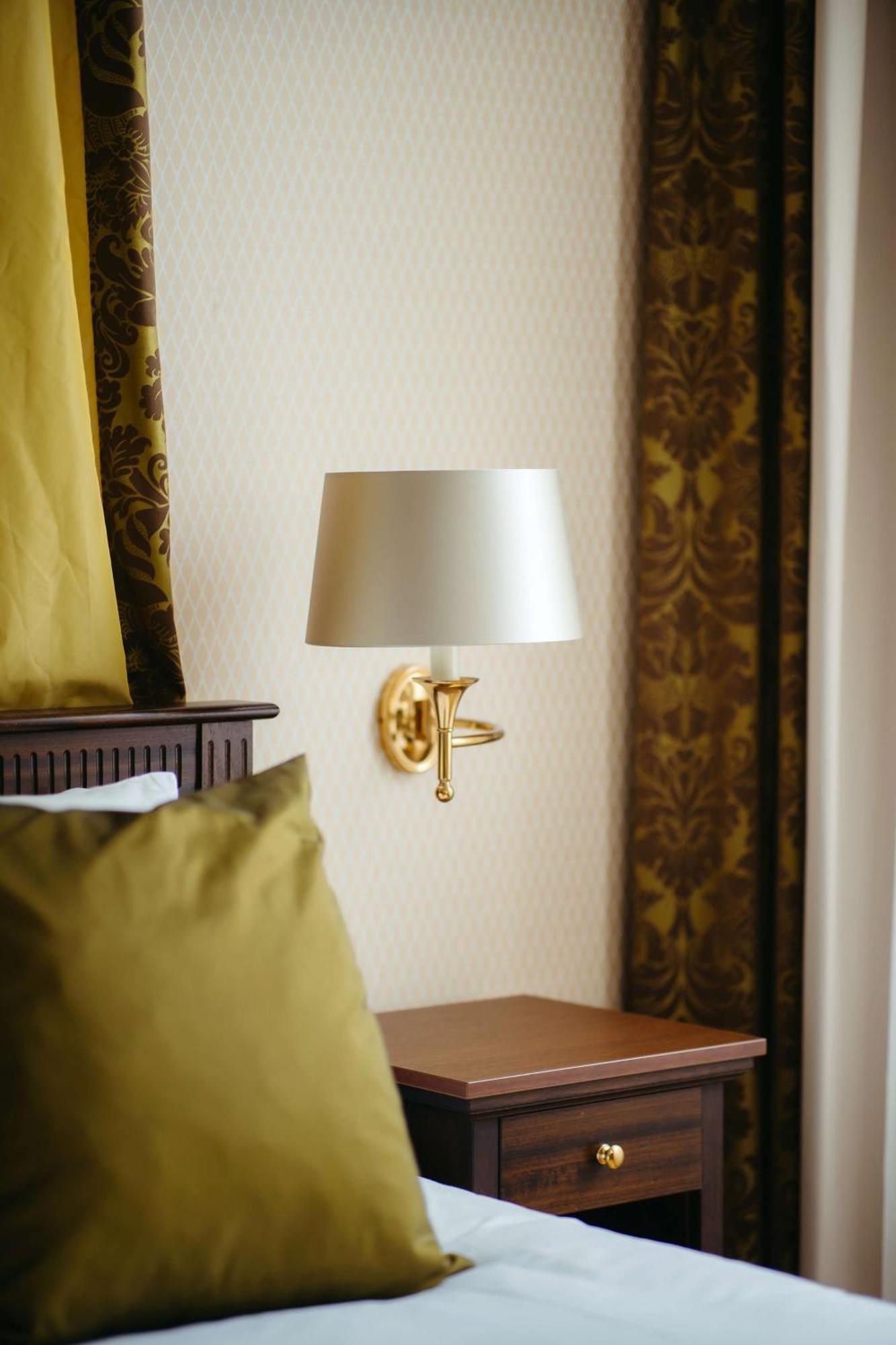 Grand Hotel Karel V Utrecht Bagian luar foto A wall light