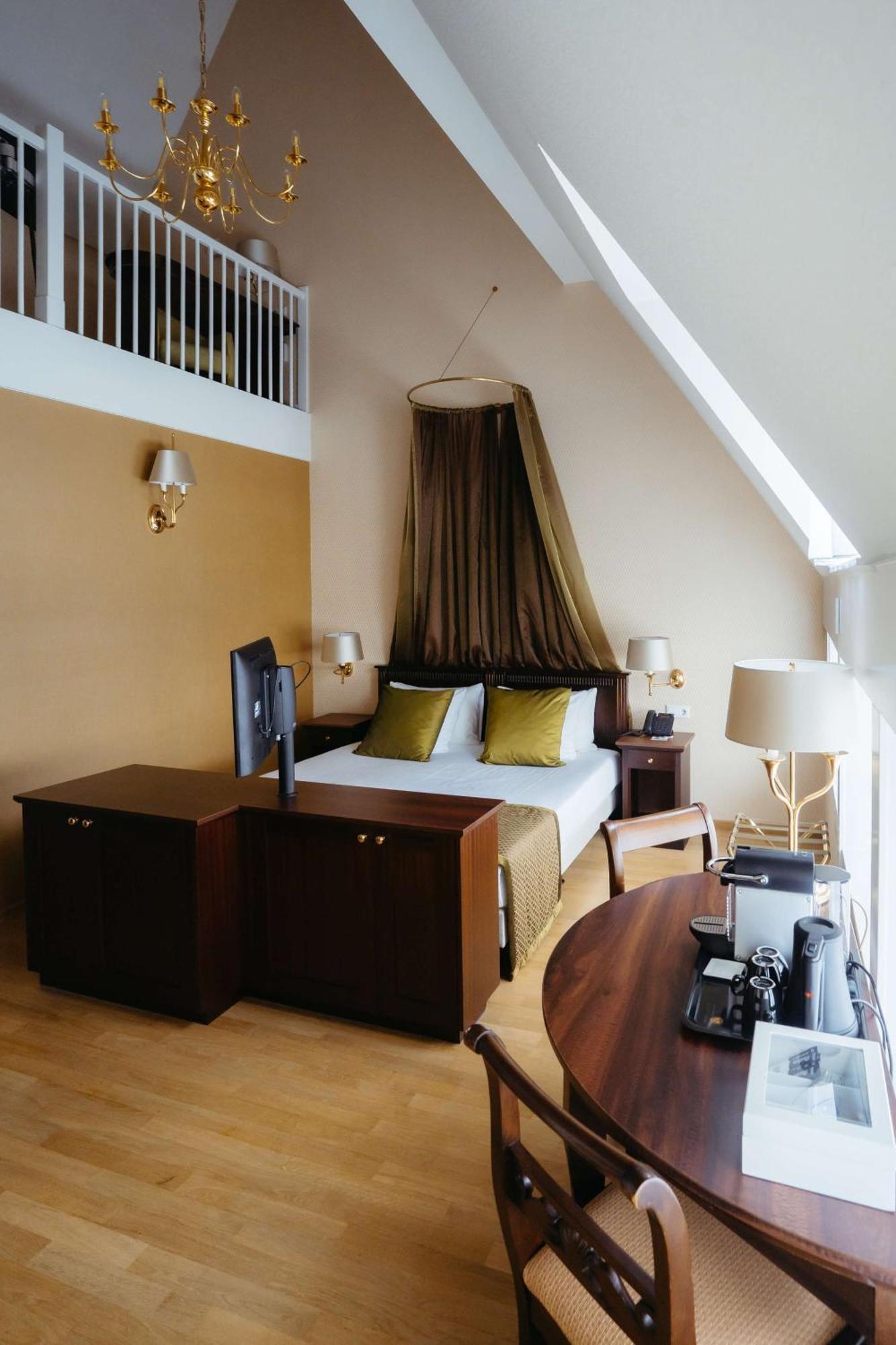 Grand Hotel Karel V Utrecht Bagian luar foto A room at the hotel