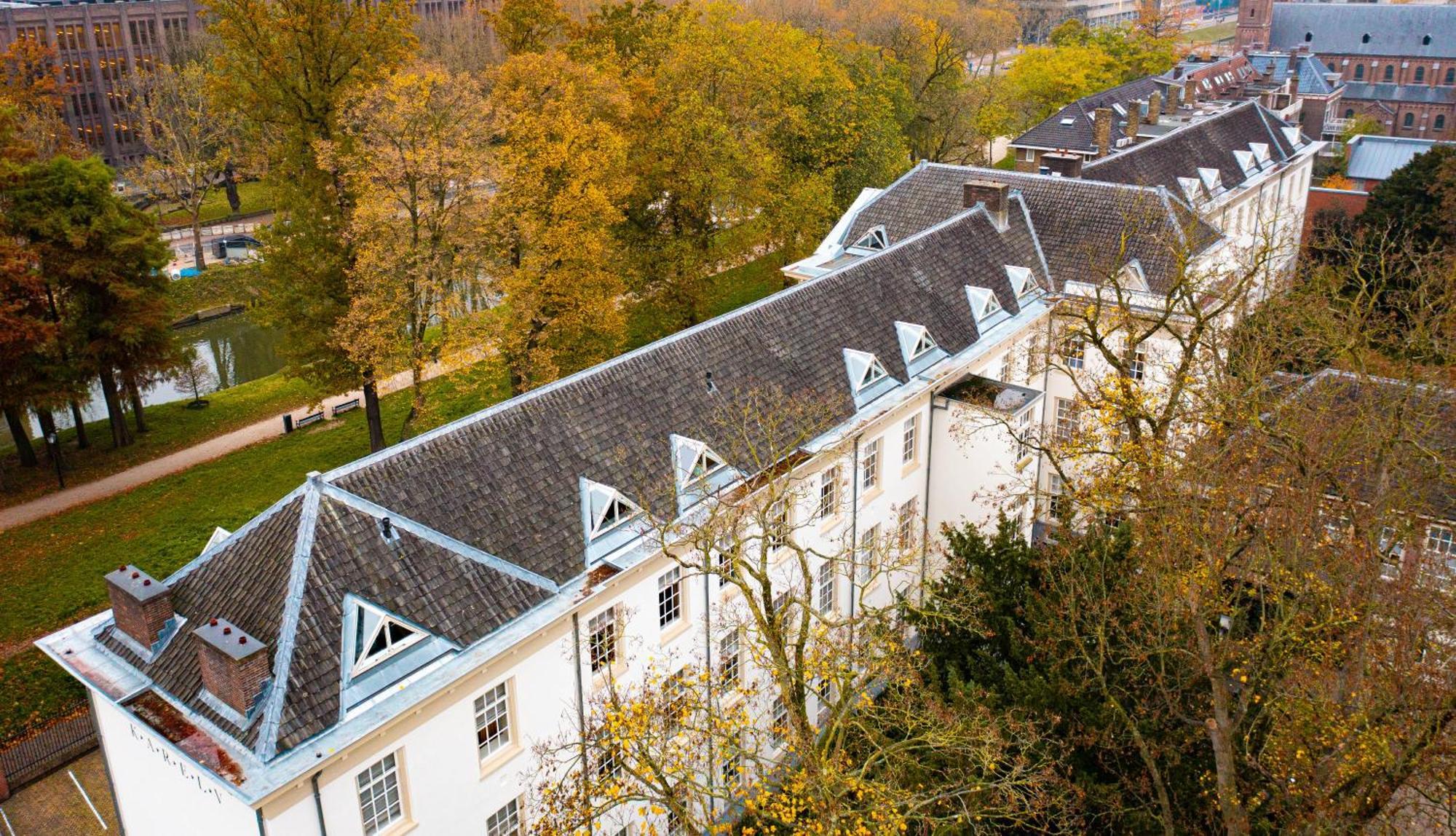 Grand Hotel Karel V Utrecht Bagian luar foto The roof of the main building