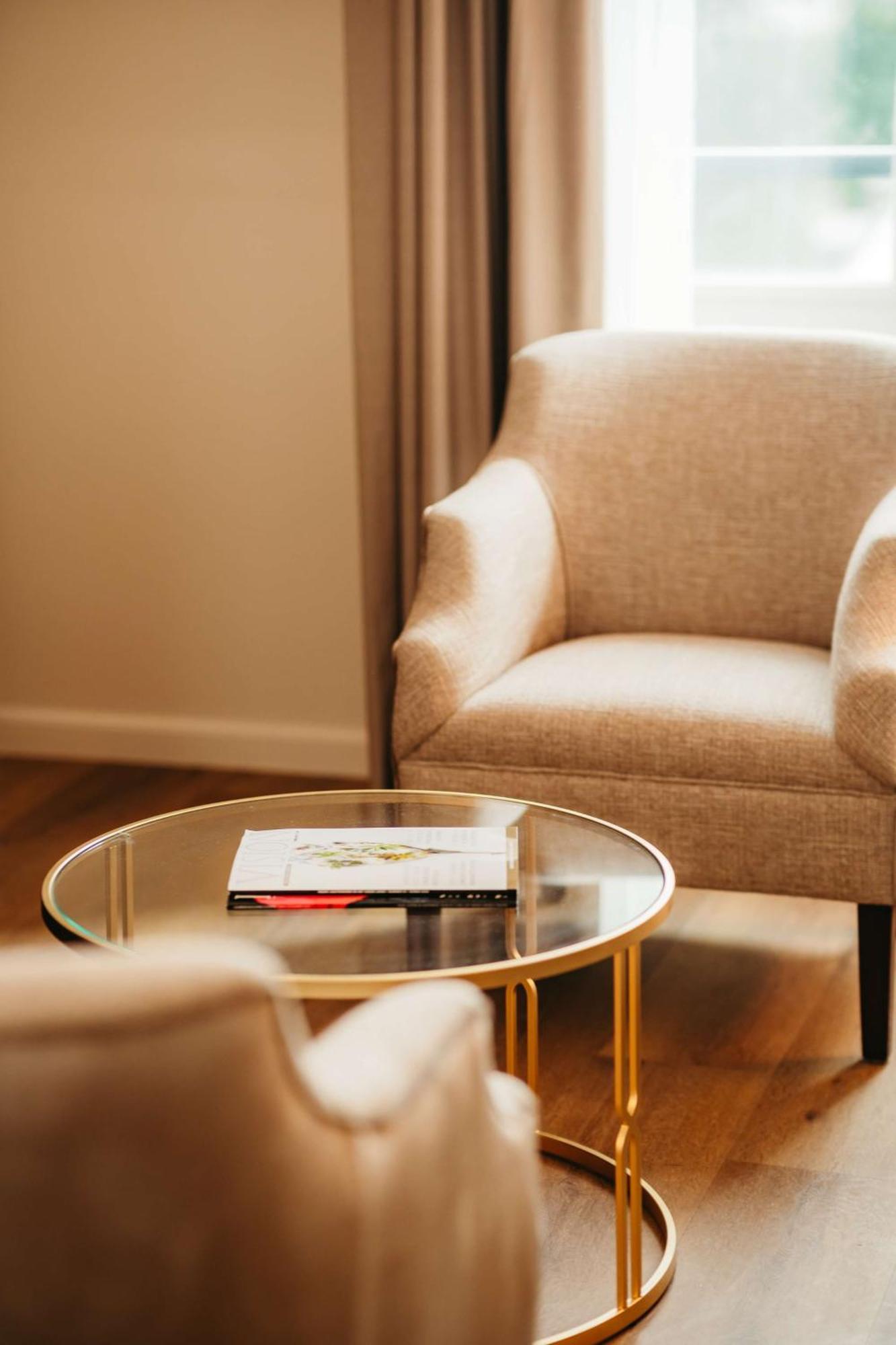 Grand Hotel Karel V Utrecht Bagian luar foto A glass table