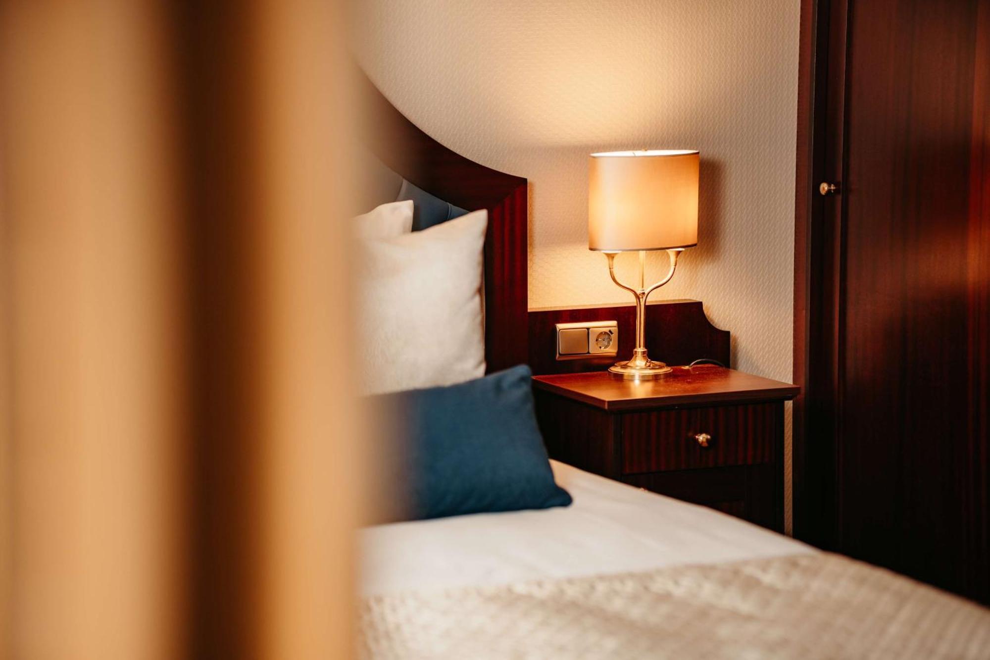 Grand Hotel Karel V Utrecht Bagian luar foto A room at the hotel