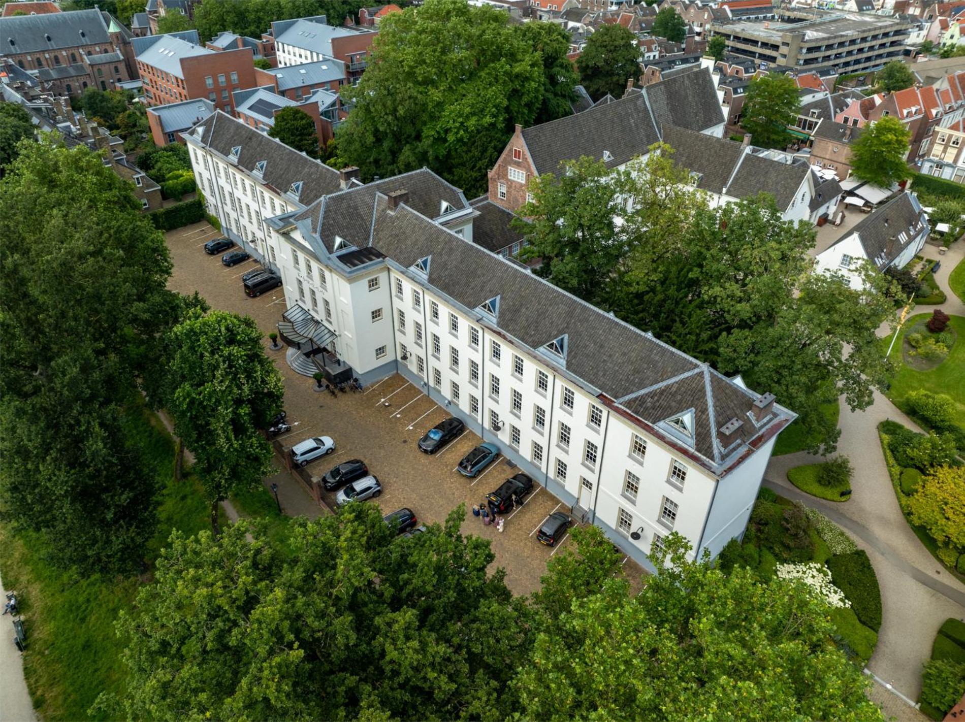 Grand Hotel Karel V Utrecht Bagian luar foto Aerial view of the complex